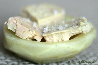 Canapés de foie gras et fleur de sel, sur fonds dartichauts