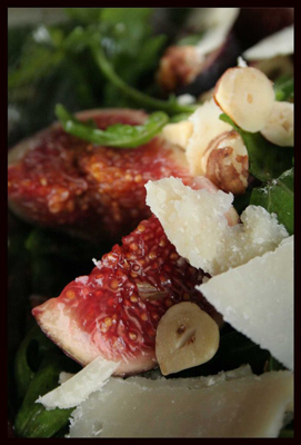 Salade de roquette aux figues et copeaux de parmesan, par Loukoum