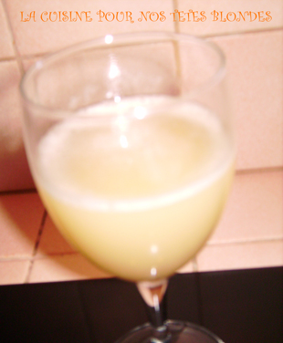 Cocktail poire, vin blanc, parfumé au gingembre, par Tête blonde du blog La cuisine pour nos têtes blonde