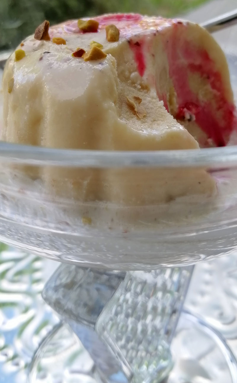 Kulfi (glace indienne) pistache, amande et cardamome, sous son coulis de rose
