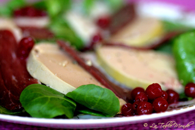 Salade de foie gras et magret aux airelles