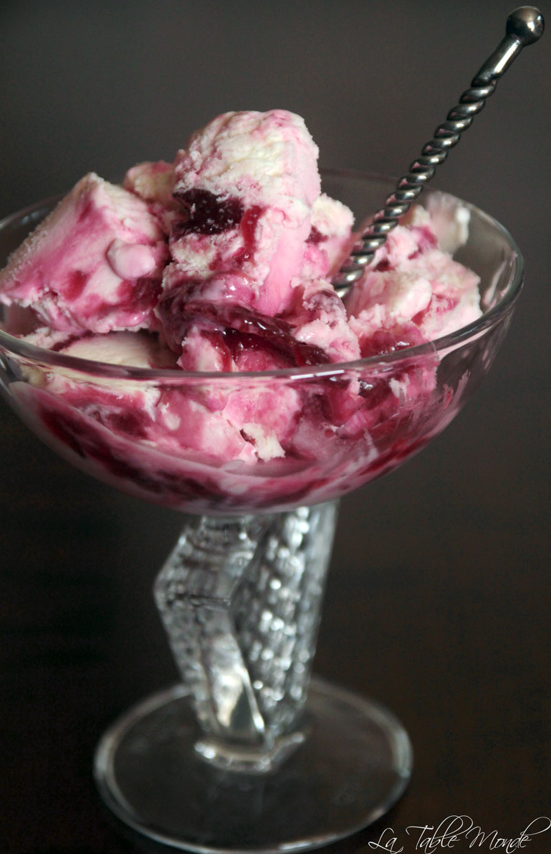 Sundae crème glacée confiture de fraises et coulis de rose