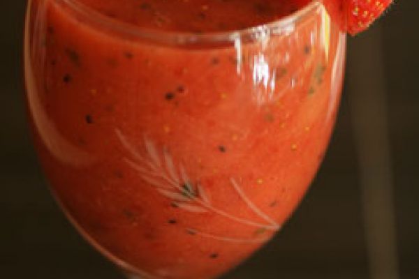 Soupe de fraises et de kiwis au basilic