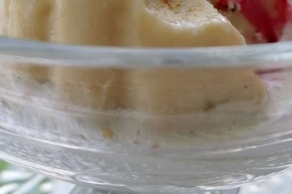 Kulfi (glace indienne) pistache, amande et cardamome, sous son coulis de rose