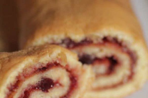 Roulé à la confiture de fraises