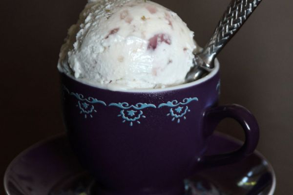 Crème glacée à la gelée de fleurs de violettes et mascarpone
