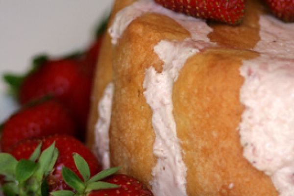 Charlotte aux fraises pour un premier anniversaire tout fraise...