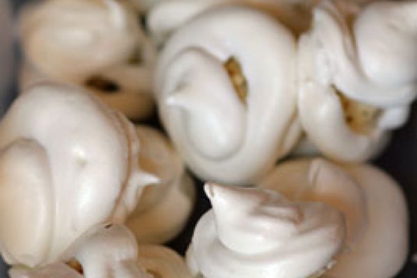 Mini meringues au coeur de féta aux herbes