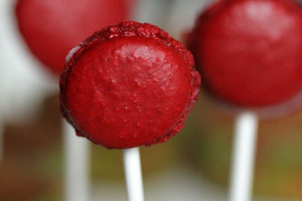 Sucettes de macarons au chocolat blanc et aux fraises