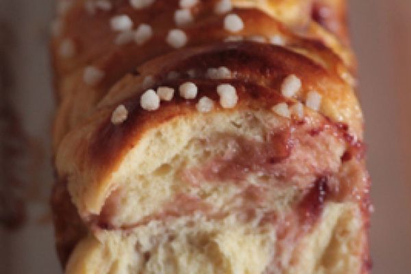 Brioche à effeuiller à la confiture de fraises