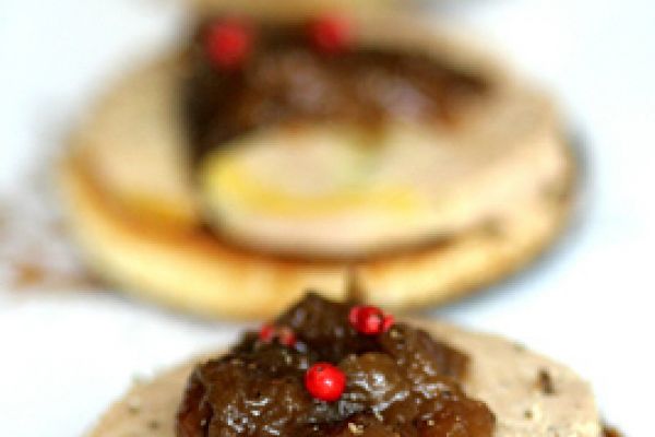 Foie gras à la confiture d'oignons et baies rouges