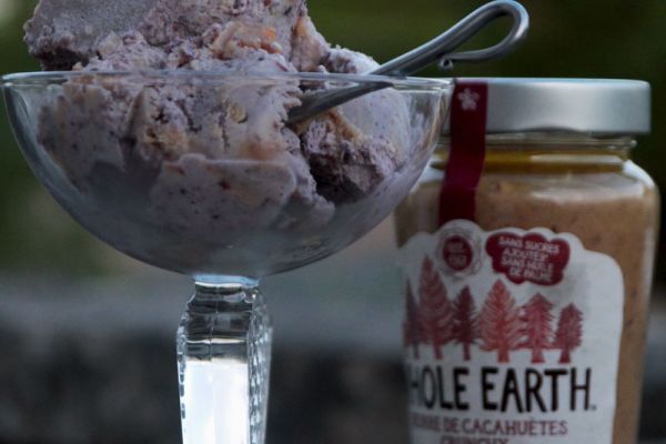 Sundae crème glacée confiture de myrtilles et beurre de cacahuète