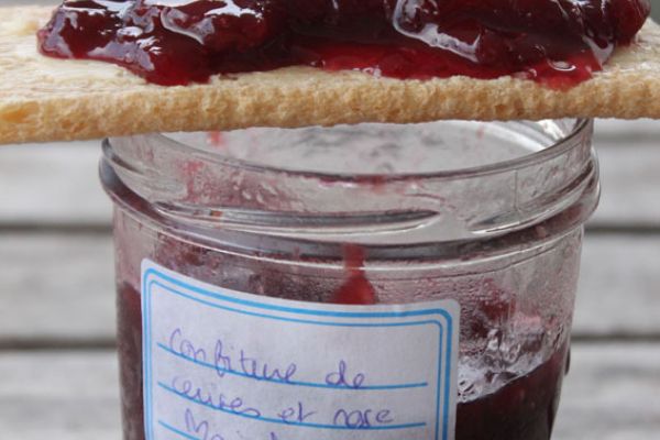 Confiture de cerises à la rose ancienne