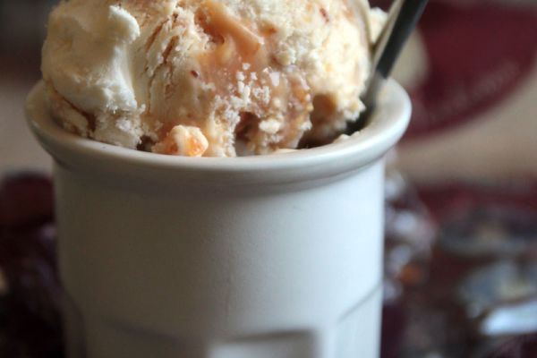 Sundae crème glacée caramels aux canelés bordelais