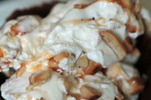 Sundae au caramel et cacahuètes