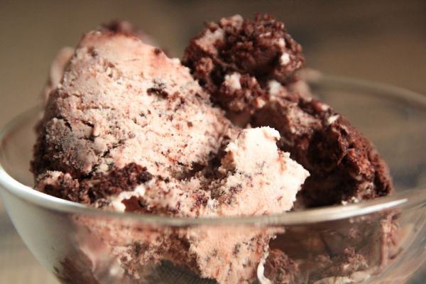 Sundae crème glacée chocolat noir intense