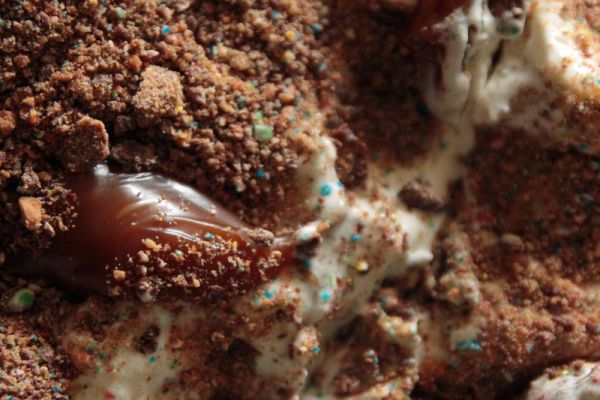 Sundae crème glacée M&Ms et caramel au beurre salé