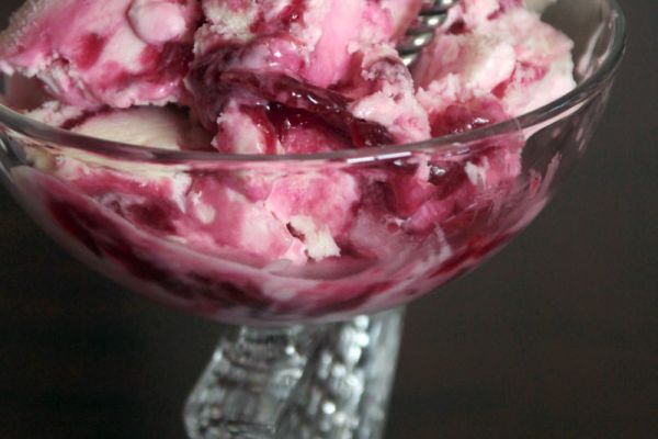 Sundae crème glacée confiture de fraises et coulis de rose