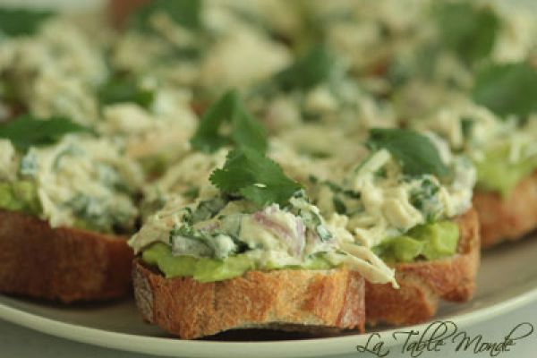 Crostini à l'avocat et au poulet