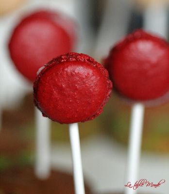 Sucettes de macarons au chocolat blanc et aux fraises