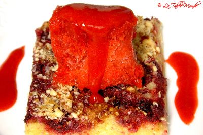 Sorbet aux fraises à la cannelle sur une amandine aux framboises