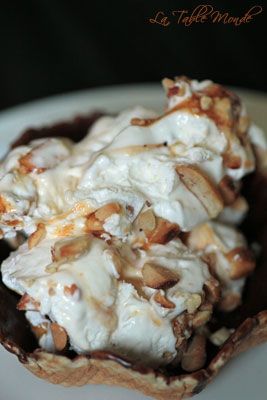 Sundae au caramel et cacahuètes