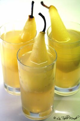 Poires pochées au vin blanc, miel et épices